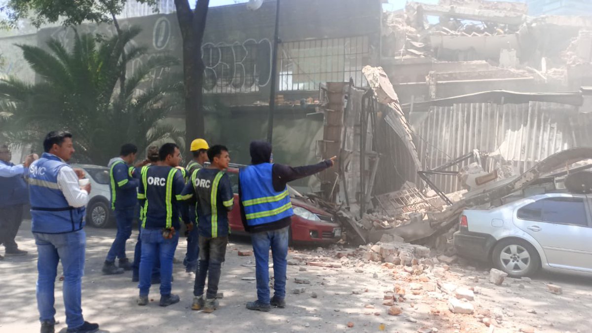 LupitaJuarezH's tweet image. 🔴Se desploma fachada del antiguo centro de espectáculos #ElPatio,durante trabajos de demolición en la col. Juárez,alcaldía Cuauhtémoc. Dos vehículos particulares y un autobús que estaban estacionados resultaron afectados;además, 2 personas sufrieron crisis nerviosa
📸@vialhermes