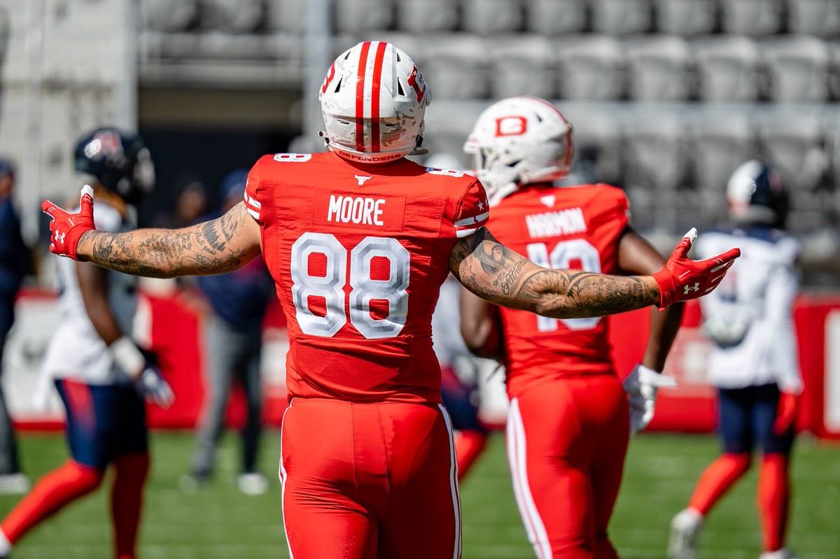 Briley_moore22's tweet photo. From a Sports Center #1 catch to randomly passing the ball when it was absolutely not supposed to happen, this season reminded me to cherish every moment you get to spend doing what you love. Only God knows what's in store next, so for now, I'll sit back and enjoy the ride #88out https://t.co/7KQtsOsHUC