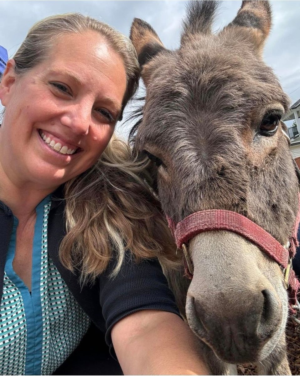 ThiesenArt's tweet photo. Yet another amazing day at @TenBroeckSchool with special guests: a donkey and a mini horse!
#handsonlearning #buildingempathy #animalsinschools #farmtoclassroom https://t.co/4bIERntJ2b