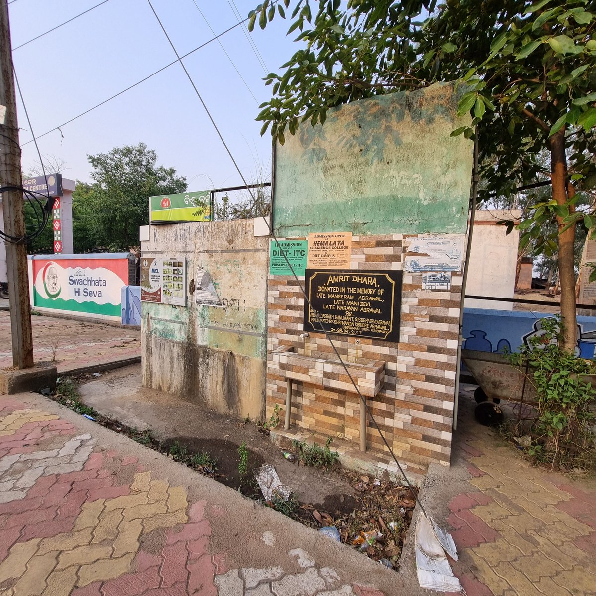 deepakdipu543's tweet photo. This is The image of Khaliakani CHC where a purifier was installed few years ago..But Now it's not working...just looking like a garbage in the City .Dear,if u can't handle the maintenance of such things why u just showed Off. Plz look after it. https://t.co/cZttSq8CSD