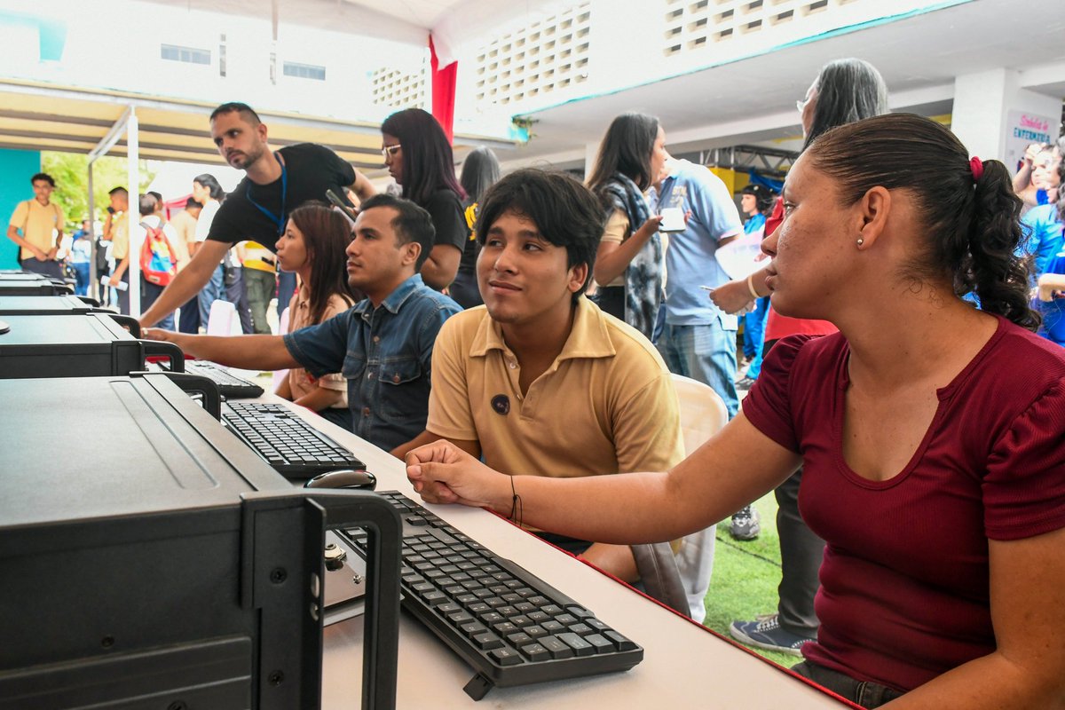 mineducacion_ve's tweet photo. ¡Expoferia de Estudio 2024 en Aragua!

Desde la U.E.N. Agustín Codazzi, nos desplegamos para dar información a los/as futuros/as bachilleres sobre las carreras universitarias territorializadas y su impacto en el desarrollo del país.

#SanciónCero
@NicolasMaduro
@_LaAvanzadora https://t.co/YG0stoN9ZW
