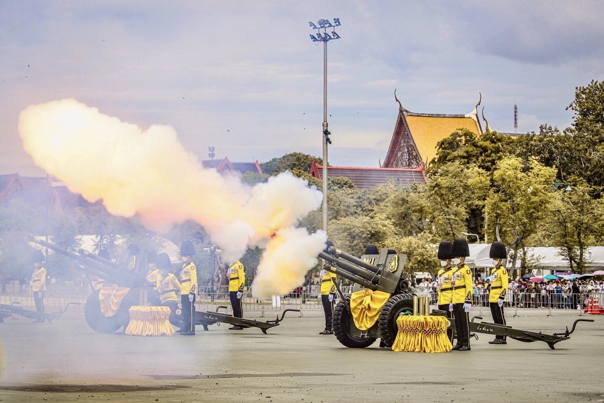 Doca_ThaiArmy's tweet photo. #กองทัพบก ยิงสลุตหลวง เฉลิมพระเกียรติสมเด็จพระนางเจ้าฯ พระบรมราชินี 3 มิถุนายน 2567

กองทัพบก โดยกองพันทหารปืนใหญ่ที่ 1 กรมทหารปืนใหญ่ที่ 1 รักษาพระองค์ ยิงสลุตหลวง 21 นัด เฉลิมพระเกียรติสมเด็จพระนางเจ้าฯ พระบรมราชินี เนื่องในวันเฉลิมพระชนมพรรษา 46 พรรษา ณ ท้องสนามหลวง https://t.co/wGfzA6nERe
