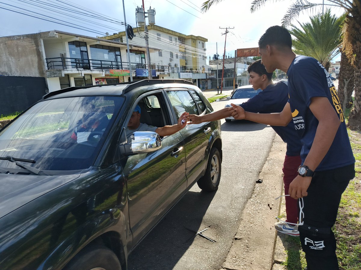 EnCiudadanoBvar's tweet photo. #3Junio | Hoy salimos en Unidad a las calles de #CiudadBolivar a convocar a los Bolivarenses al Encuentro con la líder opositora @MariaCorinaYA y @delsasolorzano este #5Junio en la esquina de Tijuana.

¡Vamos a demostrar de que está hecho Bolivar!

#UnidosSomosMejores https://t.co/MpLmDPAqYm