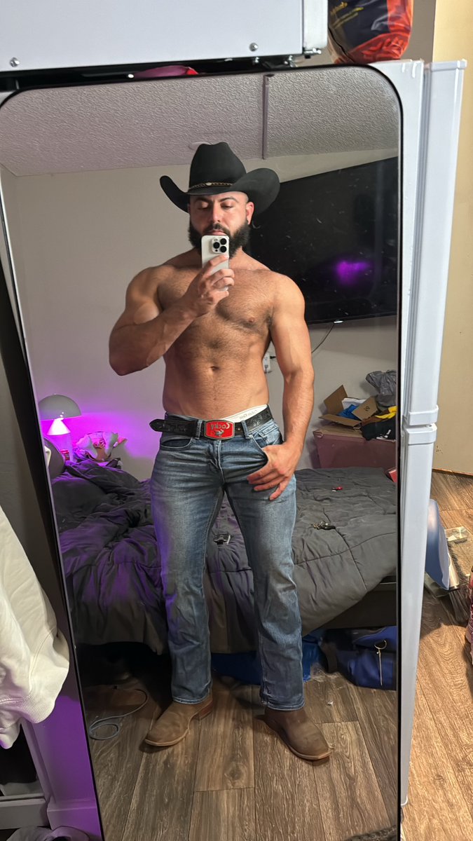 maybesterling's tweet photo. Do you like my belt buckle? Comment👇🏽 https://t.co/9DQ3PfdUFe
