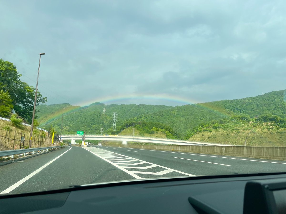 こんな綺麗にかかった虹を初めて見ました。

#pukkunmaru #阪大放射線科 #虹 #3時に見た