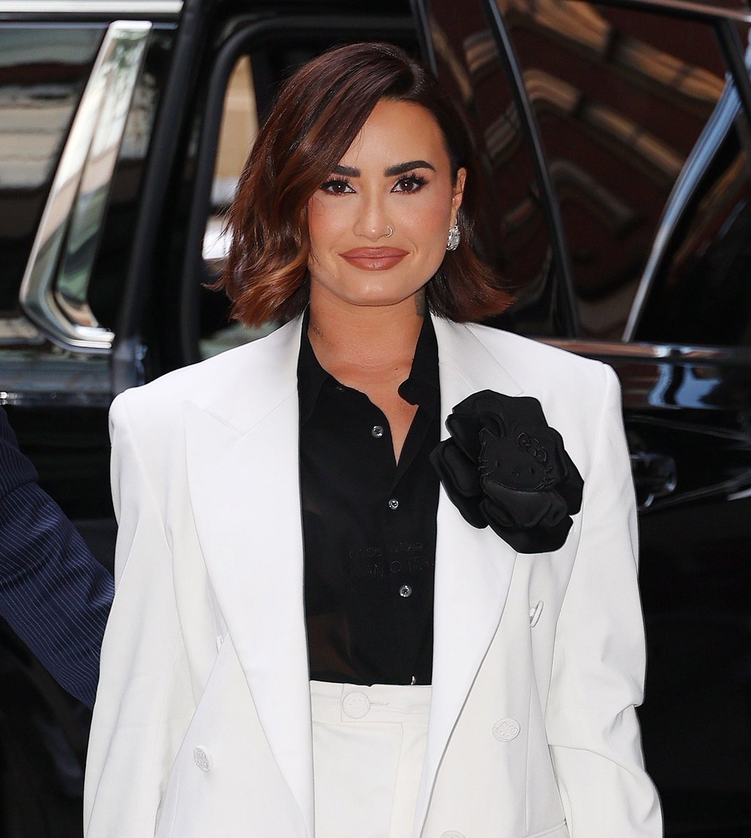 demilovatobr's tweet photo. Demi Lovato chegando a um jantar da Vogue em New York. ✨ https://t.co/vxBYy42r7c