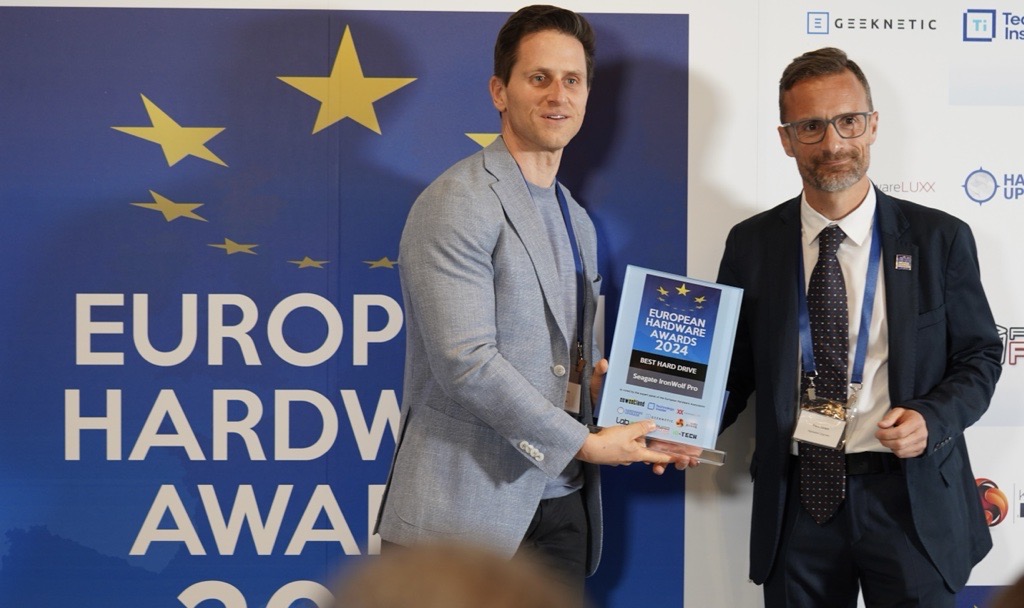 JapanSeagate's tweet image. SeagateがEuropean Hardware Awardsのハードドライブ部門で最優秀賞を受賞! 当社シニアディレクターのPeter Frischは受賞時のコメントでMozaic 3+によるイノベーションへの取り組みについて話しました。
#Seagate #Computex2024  #EuropeanHardwareAwards #Mozaic3