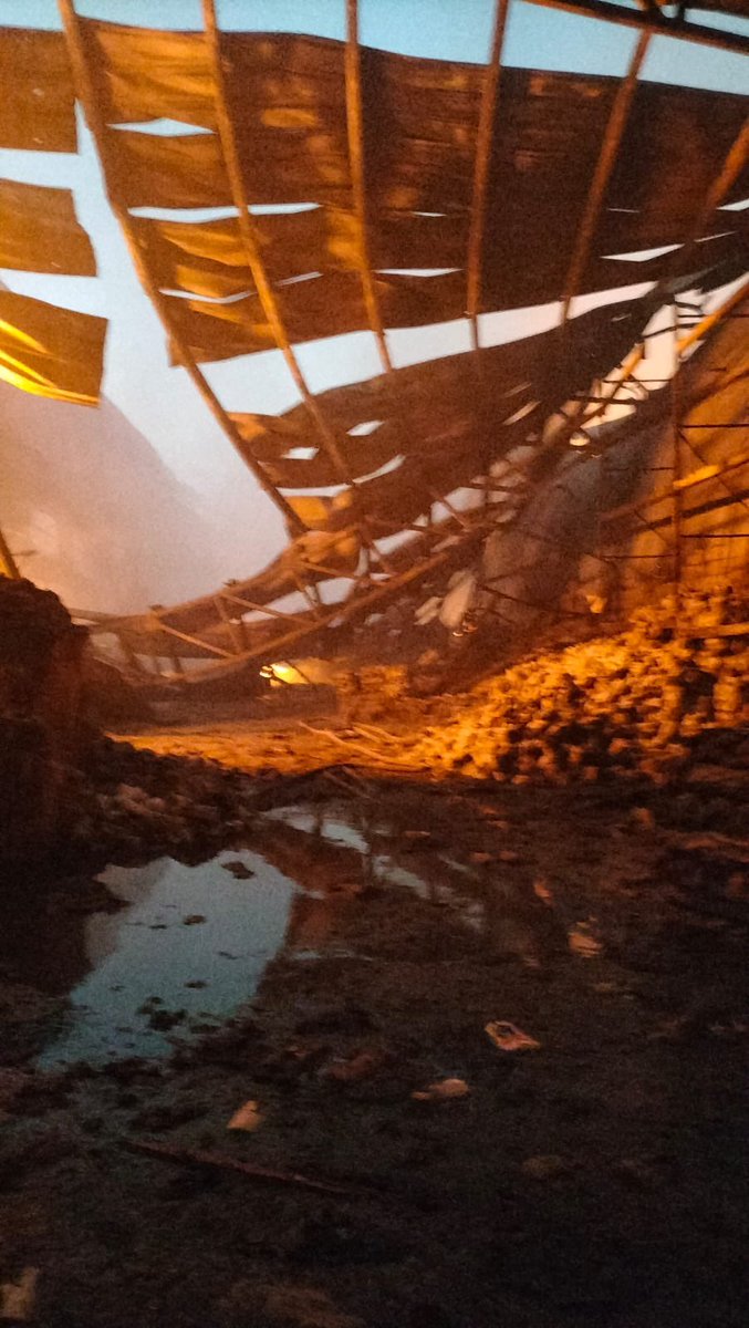 Procedimos a extinguir el fuego y continuamos realizando labores de remoción y enfriamiento del lugar.