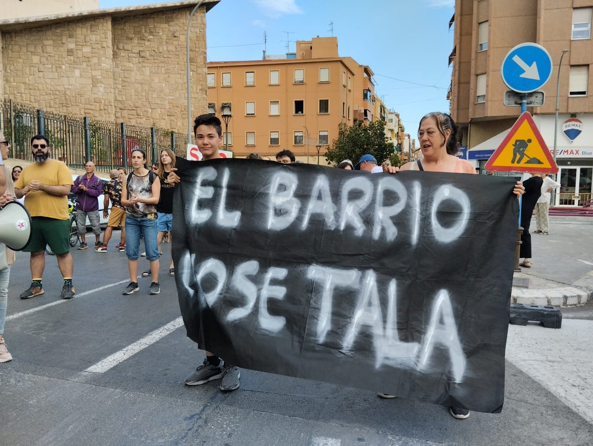 eualacant's tweet photo. En la manifestación del barrio de San Blas contra la tala de árboles. Los árboles 🌳 son vida. https://t.co/t8QrZ7ptTL