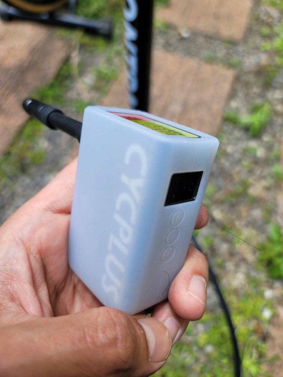 Oragi03's tweet photo. 富士ヒルのエキスポで買った電動ポンプAS2PROとR250のポンプヘッドがめちゃくちゃ良い🙆‍♂️もっと早く買っておけば良かった。AS2PROは14000円と激安だったし、指定した空気圧で勝手に止まってくれるのがこんなに便利だと思わなかった。ポンプヘッドは全く空気漏れも無く楽々入れることができる🤣 https://t.co/73UIQsl3xW