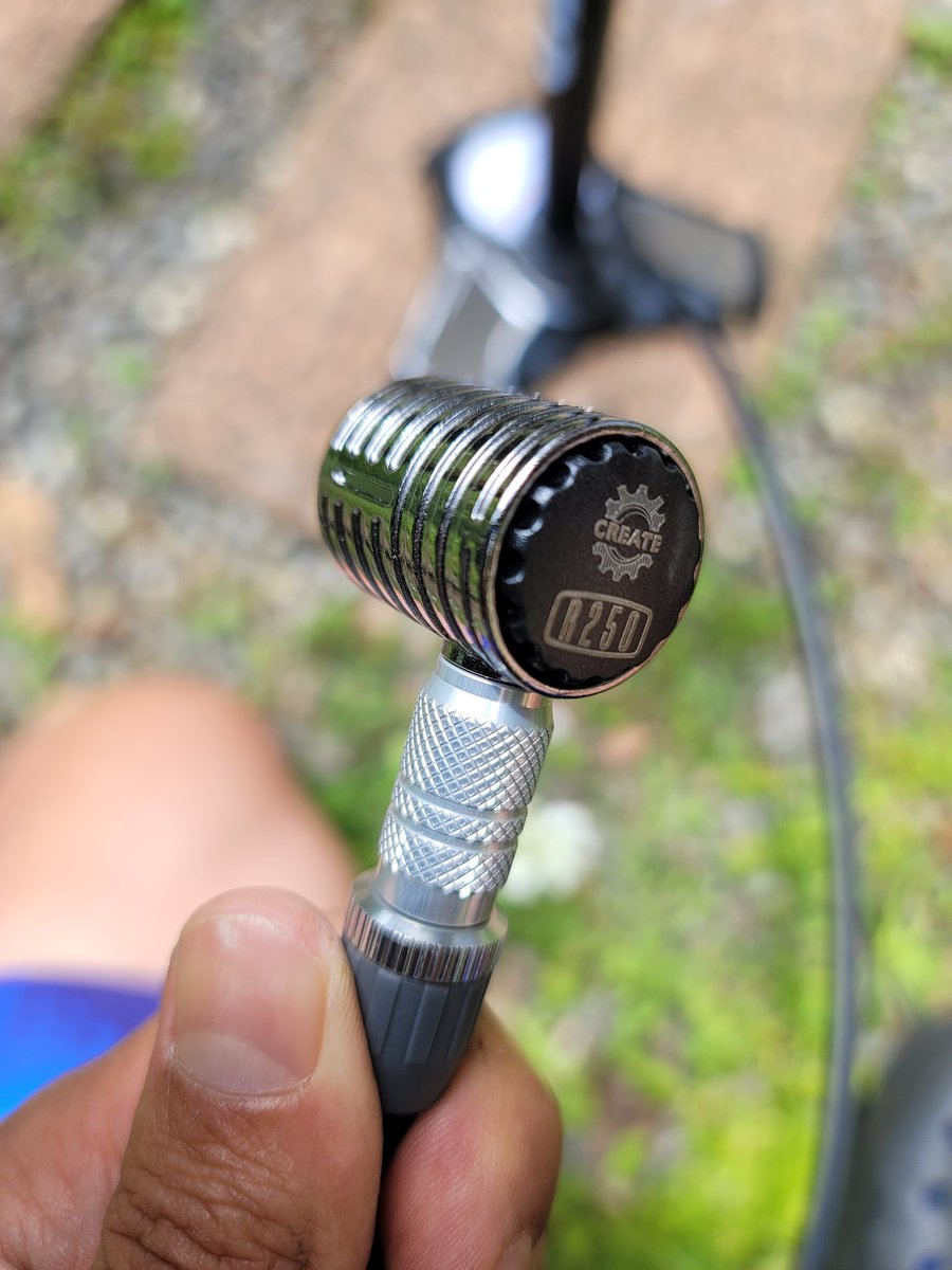 Oragi03's tweet photo. 富士ヒルのエキスポで買った電動ポンプAS2PROとR250のポンプヘッドがめちゃくちゃ良い🙆‍♂️もっと早く買っておけば良かった。AS2PROは14000円と激安だったし、指定した空気圧で勝手に止まってくれるのがこんなに便利だと思わなかった。ポンプヘッドは全く空気漏れも無く楽々入れることができる🤣 https://t.co/73UIQsl3xW