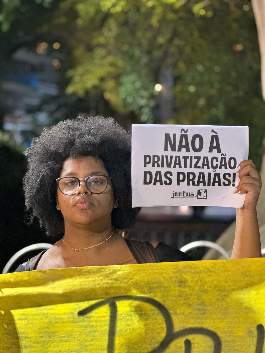 samiabomfim's tweet image. A PRAIA É DO POVO!

O @coletivojuntos recebeu Neymar em seu leilão beneficente com um recado: não à privatização das praias! Não à PEC 3!

Vamos até o fim contra a especulação imobiliária e em defesa do meio ambiente.