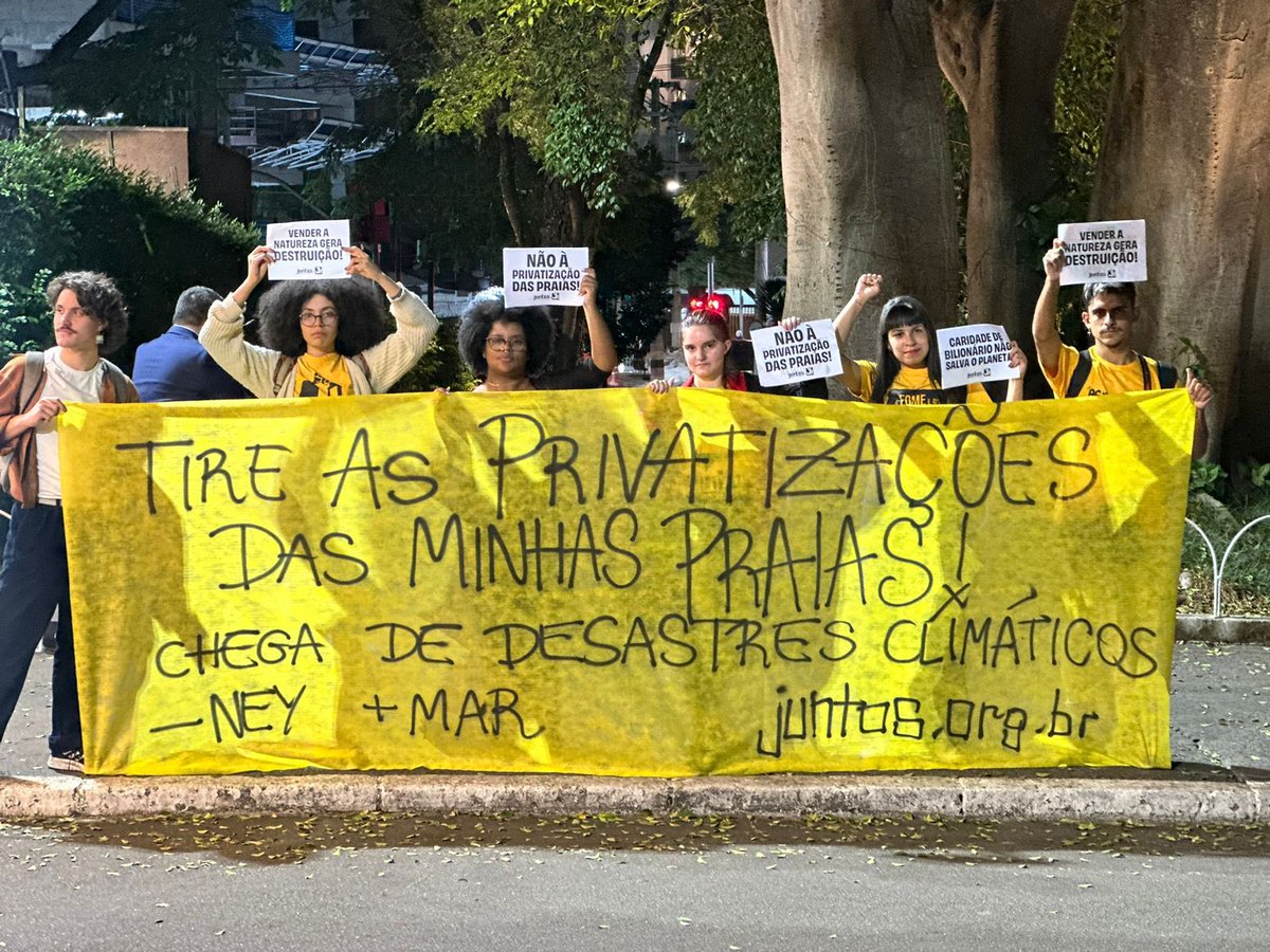 samiabomfim's tweet image. A PRAIA É DO POVO!

O @coletivojuntos recebeu Neymar em seu leilão beneficente com um recado: não à privatização das praias! Não à PEC 3!

Vamos até o fim contra a especulação imobiliária e em defesa do meio ambiente.