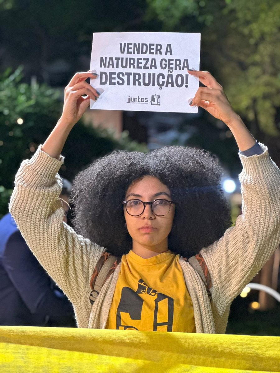 samiabomfim's tweet image. A PRAIA É DO POVO!

O @coletivojuntos recebeu Neymar em seu leilão beneficente com um recado: não à privatização das praias! Não à PEC 3!

Vamos até o fim contra a especulação imobiliária e em defesa do meio ambiente.