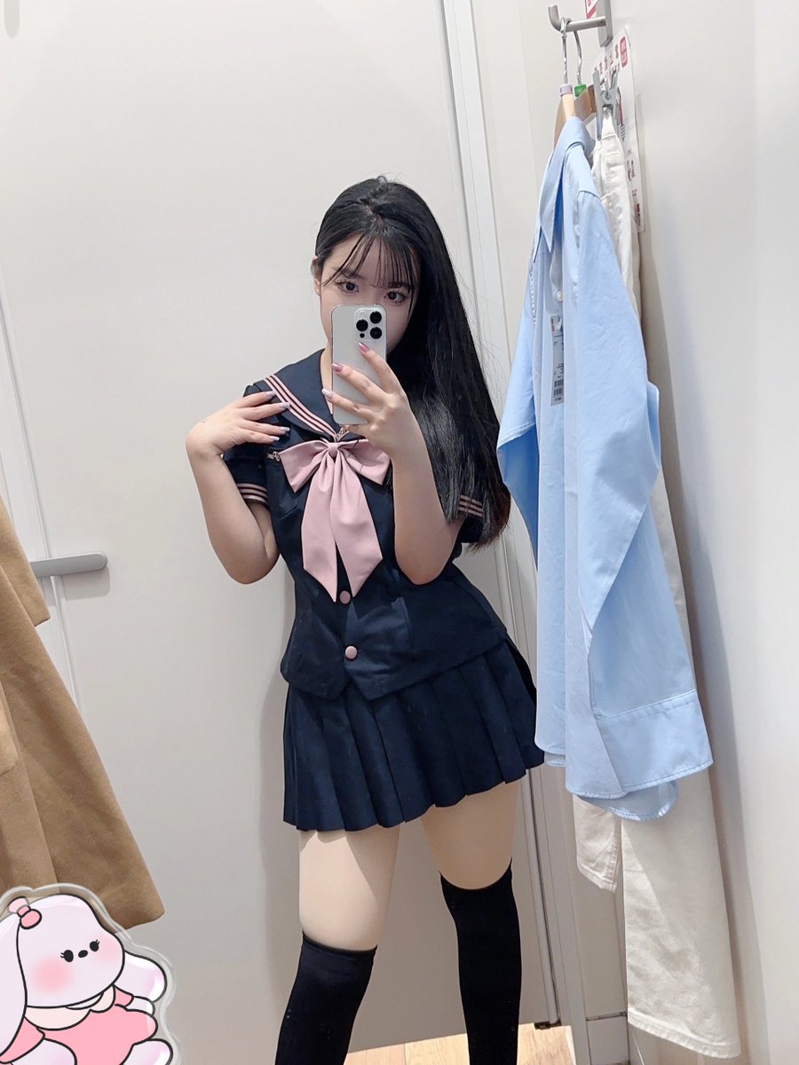 fatlatiao's tweet photo. 奖��是一日线下女友，并且会继续穿这身，你可以带走丝袜噢
快点猜！主人说有人猜对才能换衣服袜子！现在脚也痒痒的了！
#jk #肉腿 #反差 #丝袜叠穿 #双穴塞满 #主人的任务 https://t.co/hmj9V90CLl
