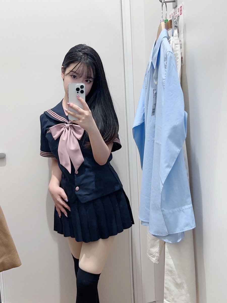 fatlatiao's tweet photo. 奖��是一日线下女友，并且会继续穿这身，你可以带走丝袜噢
快点猜！主人说有人猜对才能换衣服袜子！现在脚也痒痒的了！
#jk #肉腿 #反差 #丝袜叠穿 #双穴塞满 #主人的任务 https://t.co/hmj9V90CLl