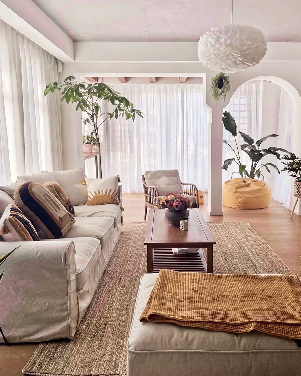 houseooon's tweet image. Take a look around the living room and you’ll immediately feel at ease!  Jute Rug to ground the space.This room with this rug? We’re in love 💘 

Tap here to explore more:  bit.ly/3V2ZBzt

#2024hometrends #decortrends #2024homedecor #neutralstyle