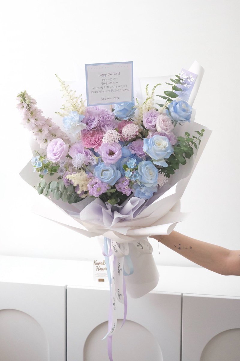 꽃보다 예쁜 소현이
꽃처럼 예쁜 나이에
누구도 비교할 수 없는 아름다운 미소를 지어
건강하고 행복한 하루하루를 보내길 바랍니다.

소현아 생일축하해♥️

比花還美的所泫
在這花樣的年紀
希望妳可以擁有無與倫比美麗的微笑
度過健康又幸福的每一天
-金所泫臺灣粉絲團-

#金所泫 #김소현 #KimSoHyun