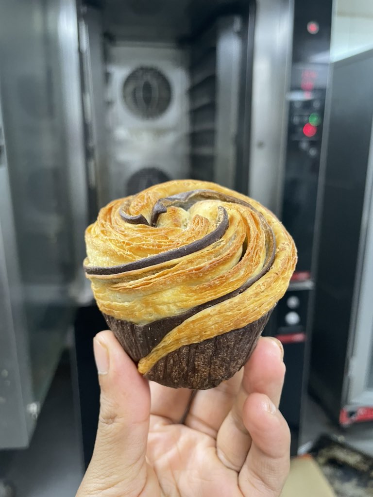 anik_cheff's tweet photo. Croissant + muffin = Cruffin https://t.co/spLXB7z4mi