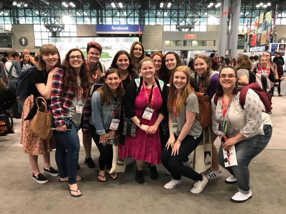 JessCozziWrites's tweet photo. 6 years ago today at @thebookcon…I miss my besties 😭 @StephEhmann @amber_shep @AceOfBens @emilyyygrace__ @queensflame @ElliesReviews @_velaris @aheartout @RinaSimm https://t.co/TloujIIvtM