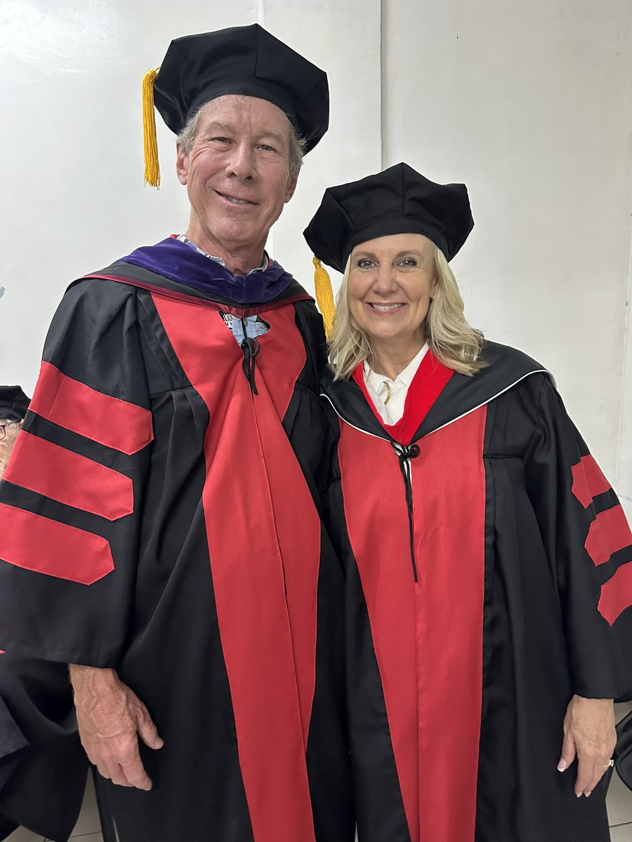 NtelligentFaith's tweet photo. Over 1,000 students graduated from GLU on Saturday in Manila, Philippines. John and Laurie had taught some of the Masters in Christian Apologetics students online. https://t.co/nO3iOYewac