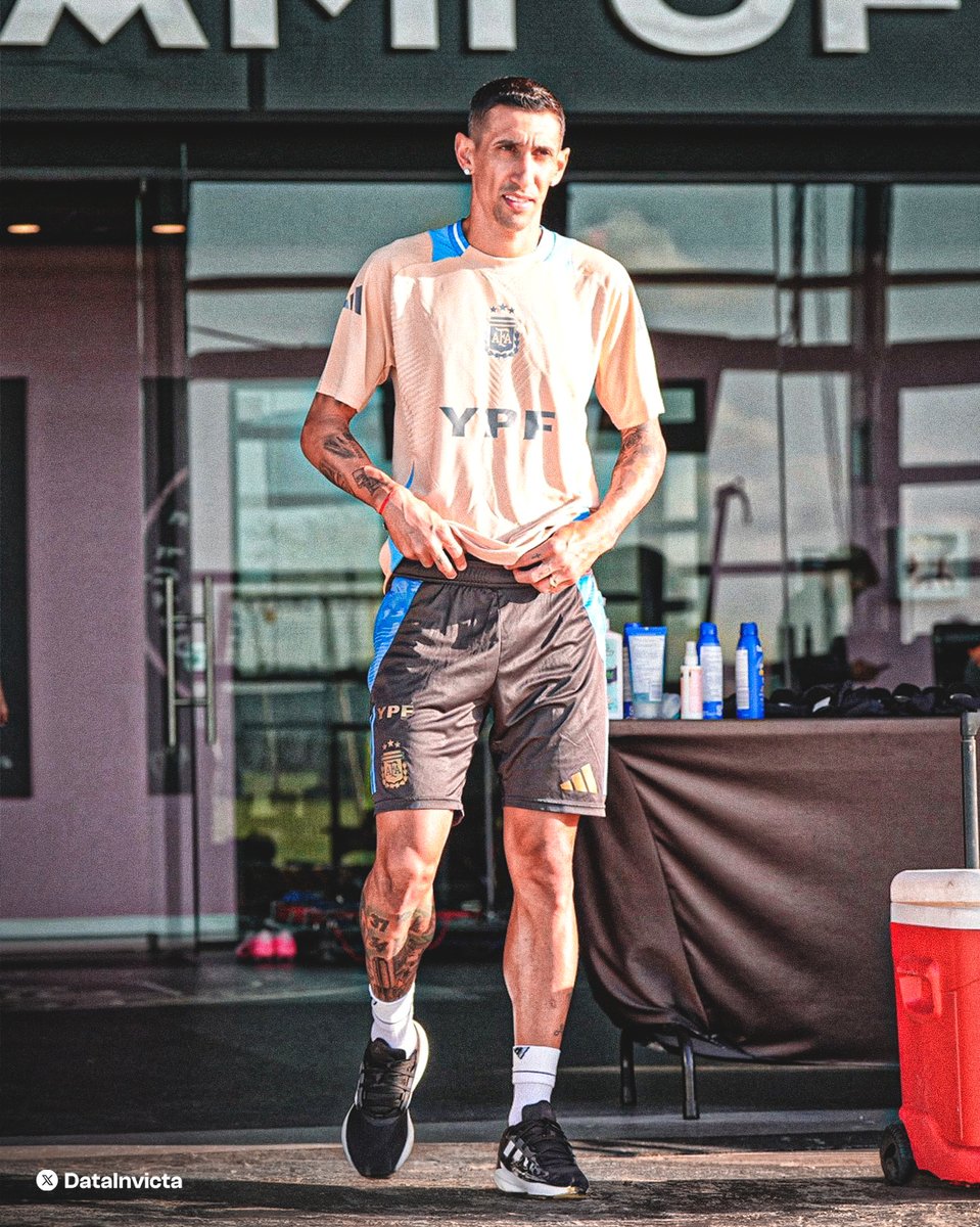 DataInvicta's tweet photo. Disfruten de cada foto de Angelito Di María, que son las últimas que veremos con Argentina. 💔 🥺 https://t.co/2XgyMIXTPI