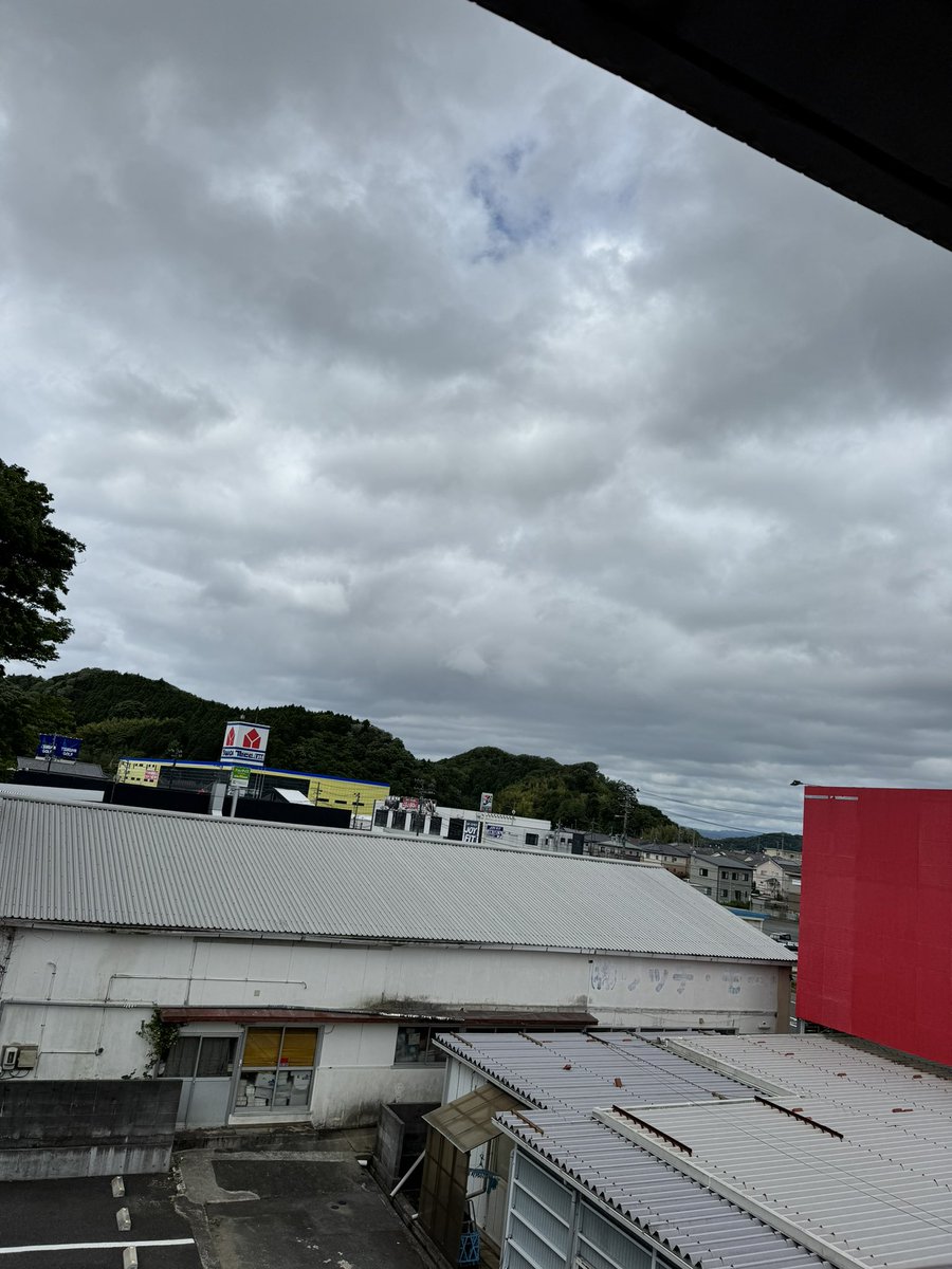 scrum03906's tweet photo. おはようございます。
10:30頃鹿島町船戸の天気です。

お久しぶりです。
色々ありましたが、復活しました。

空は曇り空ですね。
蒸し暑い印象を持ちました。
今後ともよろしくお願いします。

#空ネット #企業公式が毎朝地元の天気を言い合う #いわき市 #福島県  #スクラム建設 https://t.co/3hNcxj73zo