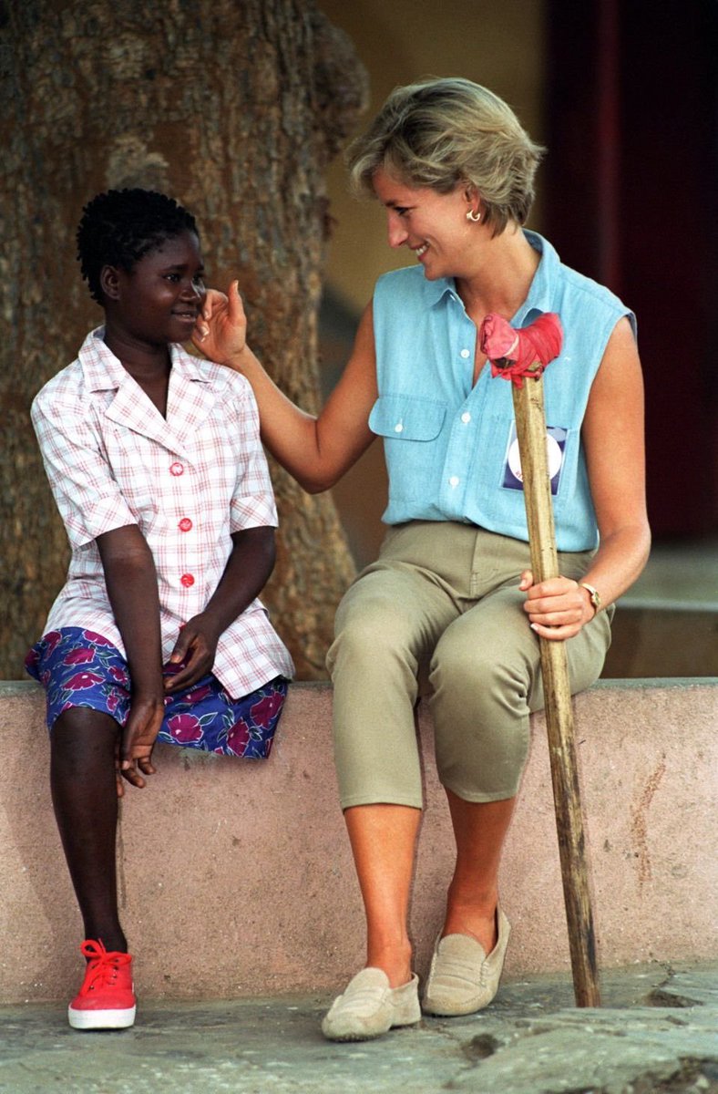 gagasyuyi's tweet photo. in that same day, princess diana met angolan minefield survivor sandra tigica and arranged a prosthetic for her. 22 years later, sandra revealed that she named her daughter diana. https://t.co/RWefW0xL5T