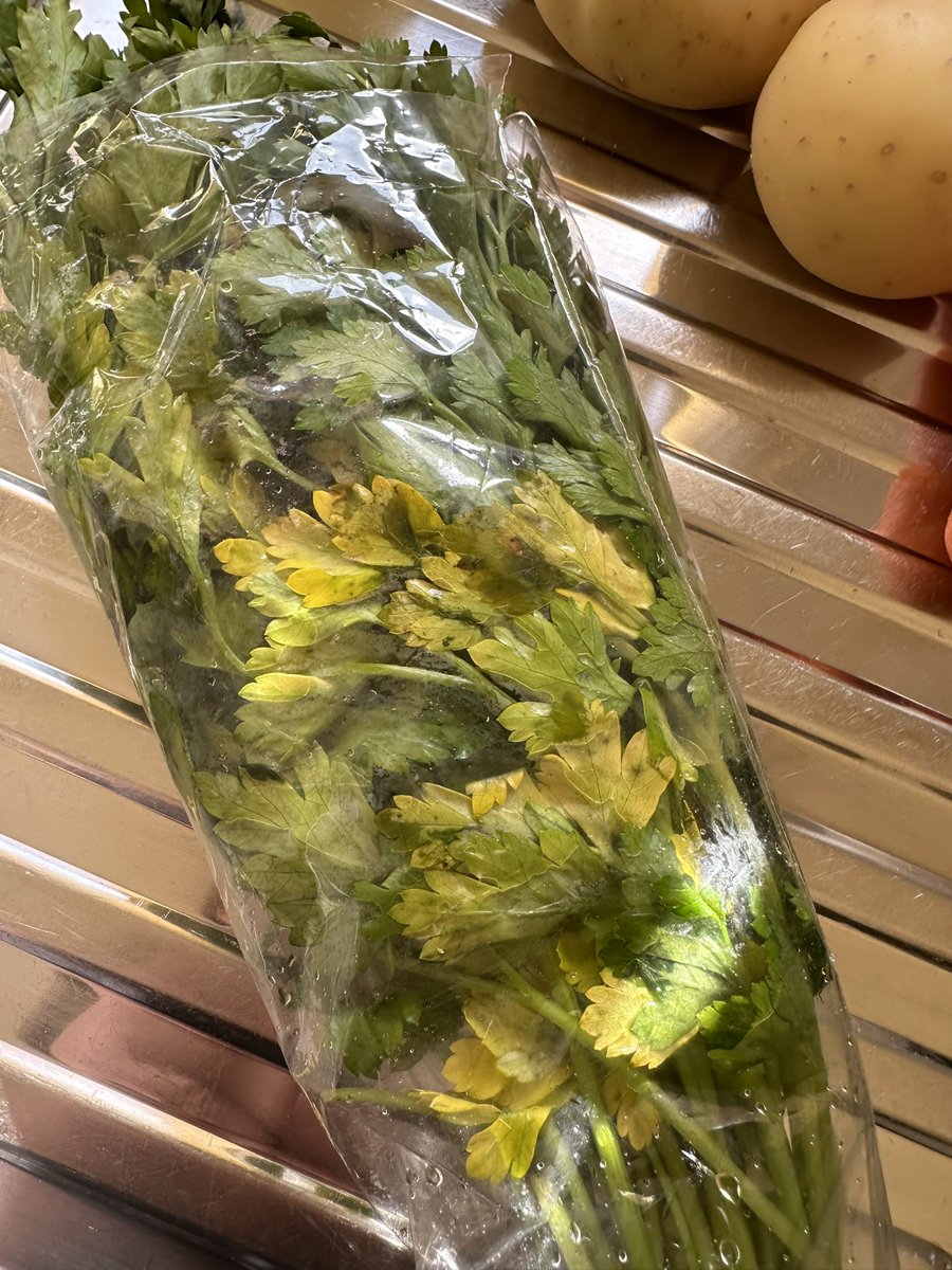 ninaw25's tweet photo. @woolworths Why pack this bunch of parsley, when you can see it’s not “fresh” https://t.co/WbQWDUAdhk