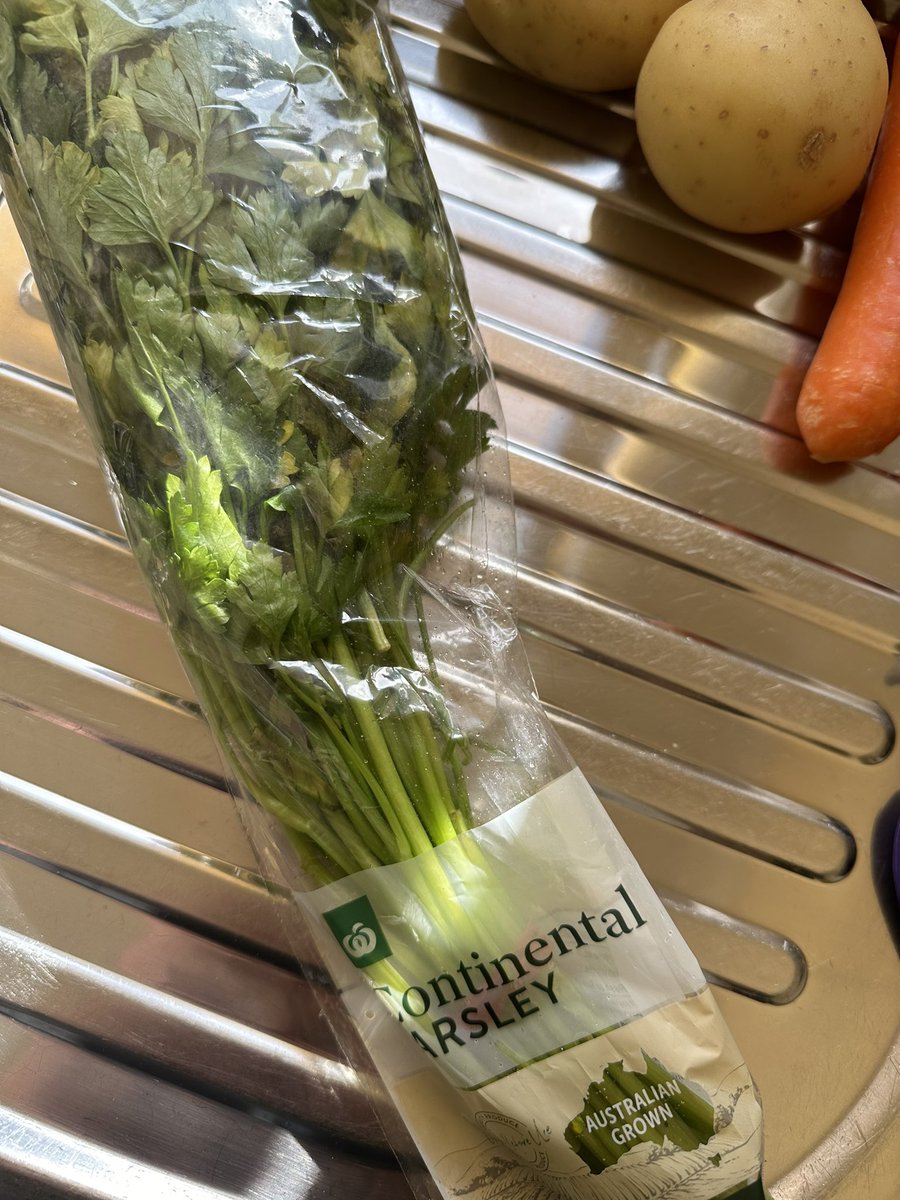 ninaw25's tweet photo. @woolworths Why pack this bunch of parsley, when you can see it’s not “fresh” https://t.co/WbQWDUAdhk