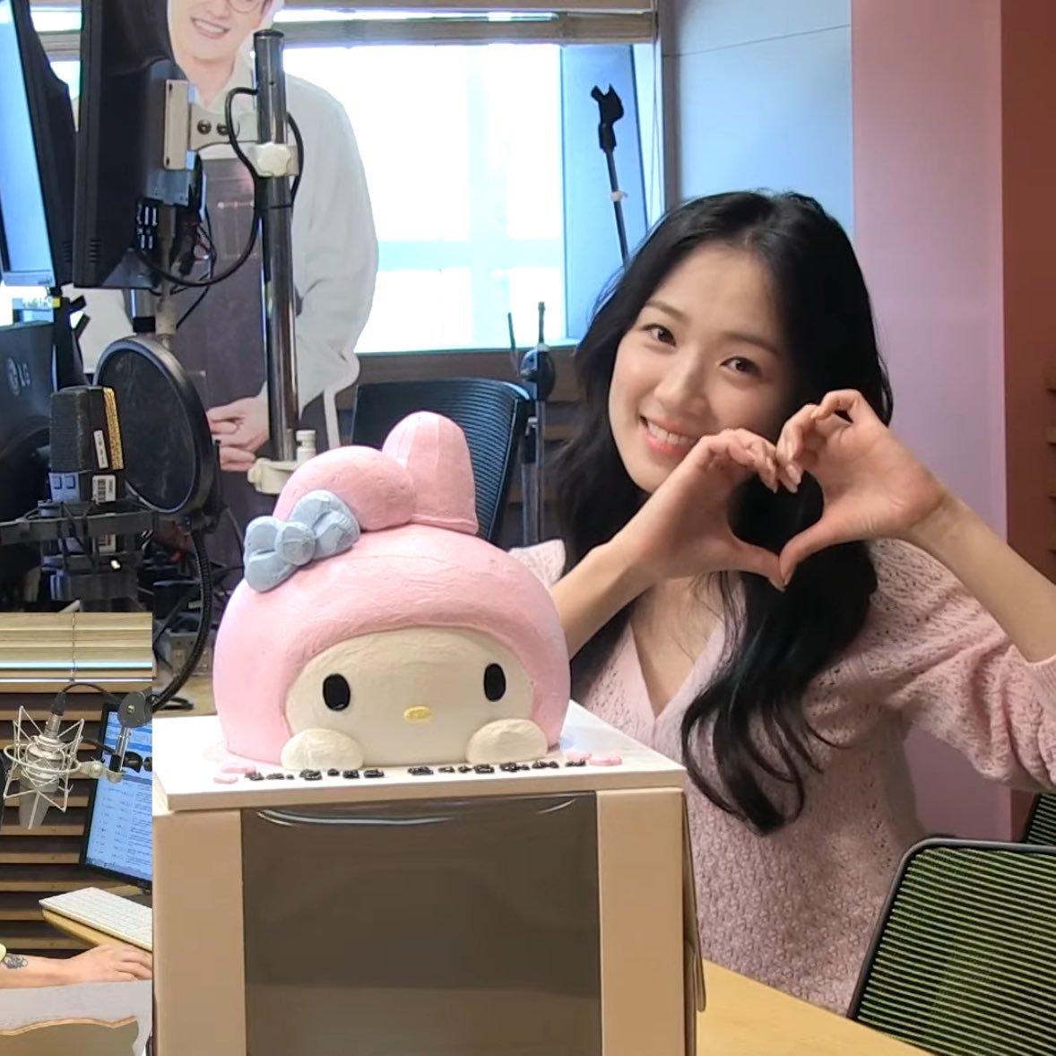 hyeyoonmoms2's tweet photo. 헐 마멜 케이크를 준비해주심 .. 🐰🎀 https://t.co/LsEVlHQFH9