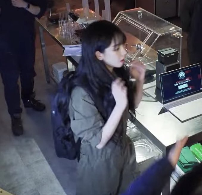 sunshine_080507's tweet photo. karina with a backpack 😭🤏 https://t.co/S6EXe6ZxGP
