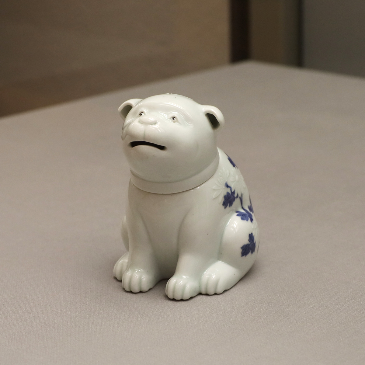 展示替え】 愛らしい子犬をかたどった香炉で、口と両耳に穴があいてい