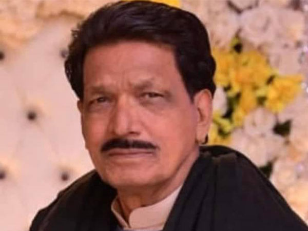 TheDailyMilap's tweet photo. #HRFP کا سرگودھا، #پاکستان میں توہین رسالت کے جھوٹے الزام اور وحشیانہ حملے کے شکار نذیر مسیح کے لیے انصاف کا مطالبہ
• ہیومن رائٹس فوکس پاکستان (HRFP) سرگودھا، پاکستان میں توہین مذہب کا جھوٹا الزام لگانے والے مسیحی شخص نذیر مسیح کے بہیمانہ قتل کی شدید مذمت کرتا ہے۔ تحقیقات سے معلوم ہوا کہ یہ حملہ اصل توہین رسالت کے بجائے ذاتی رنجش کی وجہ سے ہوا، اور ہسپتال انتظامیہ کی جانب سے ناکافی معلومات کی وجہ سے متاثرہ کے خاندان کو اس کی نازک حالت کے بارے میں اندھیرے میں رکھا گیا۔
• ایک پرتشدد ہجوم، جس میں علماء اور اسلامی طلباء شامل تھے، نے نذیر مسیح اور اس کے خاندان پر ان کی جوتوں کی فیکٹری کے قریب قرآنی صفحات بکھیرنے کے جھوٹے الزامات پر حملہ کیا۔ ہسپتال میں داخل ہونے کے باوجود، نذیر مسیح کو توہین مذہب کے الزامات اور انسداد دہشت گردی ایکٹ کے تحت ان کے خلاف درج ایف آئی آر کی وجہ سے مزید خطرات کا سامنا کرنا پڑا۔
• HRFP کے صدر نوید والٹر نے اس پرتشدد ہجوم کے مرتکب افراد اور ان کے حامیوں کے لیے انصاف کا مطالبہ کرتے ہوئے، عیسائیوں کے خلاف توہین مذہب کے الزامات کے بار بار چلنے والے نمونوں اور ذمہ دار گروہوں کے خلاف کارروائی کی کمی کو اجاگر کیا۔ HRFP توہین مذہب کے قوانین کی منسوخی کا مطالبہ کرتی ہے اور ریاست پر زور دیتی ہے کہ وہ اقلیتوں کے تحفظ کو یقینی بنائے اور اس طرح کی خلاف ورزیوں کے ذمہ داروں کے خلاف فیصلہ کن کارروائی کرے۔
@HRFPakistan @MilapNN #Sargodha #Pakistan #Blasphemy