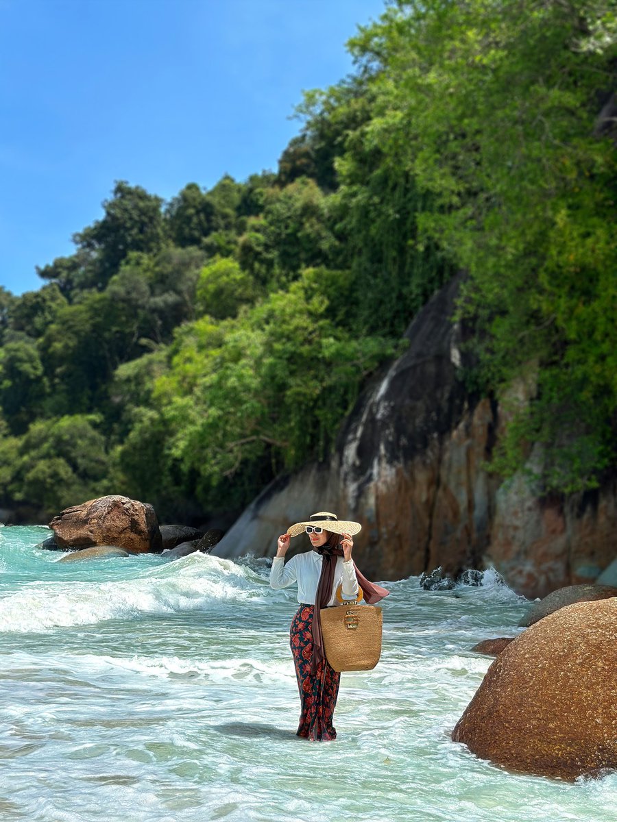 noitpippo's tweet photo. We found a hidden beach that you’ve probably never heard of. Aku dpt tahu teluk ini dr mak aku. 50 tahun dulu inilah pantai tempat dia bermain dgn teman² sekampung. Apa yg mak cerita ttg teluk ni sama dgn apa yang kami bertiga rasakan. Ketenangan, kebahagiaan dan kekeluargaan. https://t.co/gmTNNtIN8N