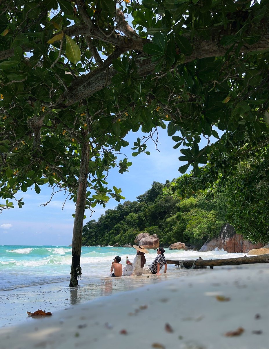 noitpippo's tweet photo. We found a hidden beach that you’ve probably never heard of. Aku dpt tahu teluk ini dr mak aku. 50 tahun dulu inilah pantai tempat dia bermain dgn teman² sekampung. Apa yg mak cerita ttg teluk ni sama dgn apa yang kami bertiga rasakan. Ketenangan, kebahagiaan dan kekeluargaan. https://t.co/gmTNNtIN8N