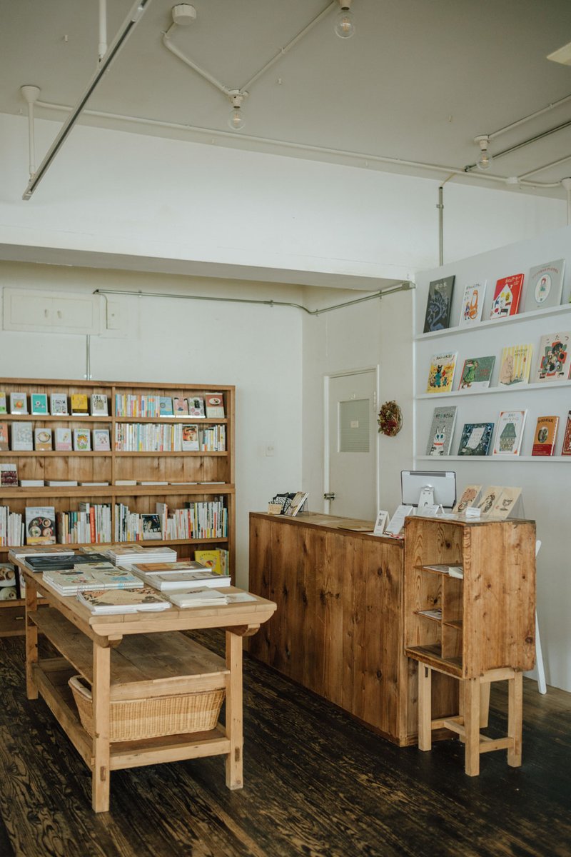 kurasukoto's tweet photo. くらすことのお店の2Fに、昨年の6月にオープンした書店、本灯社。試行錯誤しながら、あっという間に1年。 https://t.co/mjxN98kq1g