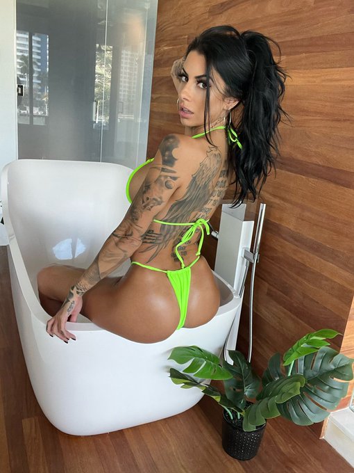 bathtub backshots? https://t.co/GbFxbSF9zh https://t.co/iqSc2ZwMA9