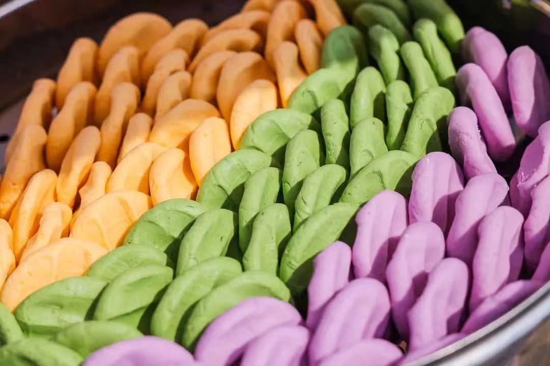 DiscoverYuhang's tweet photo. #Traditionalcuisine🍚 In #Yuhang 📍, there is a custom where colorful "misu" are made to celebrate every happy occasion. Among them, "mita" cake is a #TraditionalSnack loved by every family, with simple preparation and excellent color, aroma, and taste. Whenever the food is cooked, the aroma overflows and makes people salivate. Come and taste this authentic Yuhang flavor😋! #HeritageOfFood