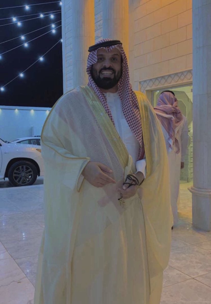 iAlKhamali's tweet photo. يامقبرة صديان قبل اربع سنين
دفنت فيك الغالي اللي اعزّه
 اشوف زوله من توفى وللحين
مايبتعد عن ناظري بأيّ حزه
نايف ابوي الشيخ نسل الميامين
في موتته كل الشرايين جزه 
روّح وانا مشتاقله حيل ياعين
من فقدته ياكن بالقلب خزه .
١٤٤١/١١/٢٧
#نايف_محمد_الحماد https://t.co/s1kSQKndvQ