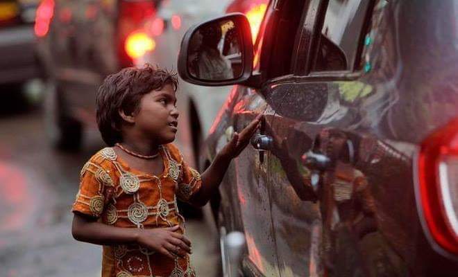 கடந்த 10 வருடங்களில் பெருமுதலாளிகளுக்கும் கார்ப்பரேட்டுகளுக்கும் 20000000000000 வரிச்சலுகை அறிவித்த மோடி கும்பலே இந்த குழந்தையும் அவரது குடும்பமுமாக 40 கோடி மக்கள் ஒரு வேளை சோற்றுக்காக ஏங்கும் மக்களுக்கு ஏழை மைந்தன் தந்தது என்ன..? இந்த ஏழை குந்தைக்கு எத்தனை ரூபாய் பங்கு