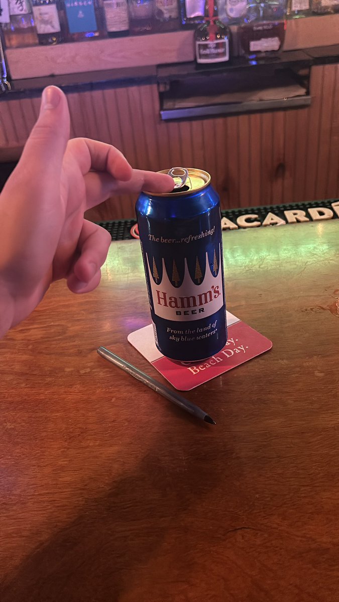 aaron_harang's tweet photo. Monday night solo at the bar. Life doesn’t get better than this https://t.co/q0nBLB4CwF