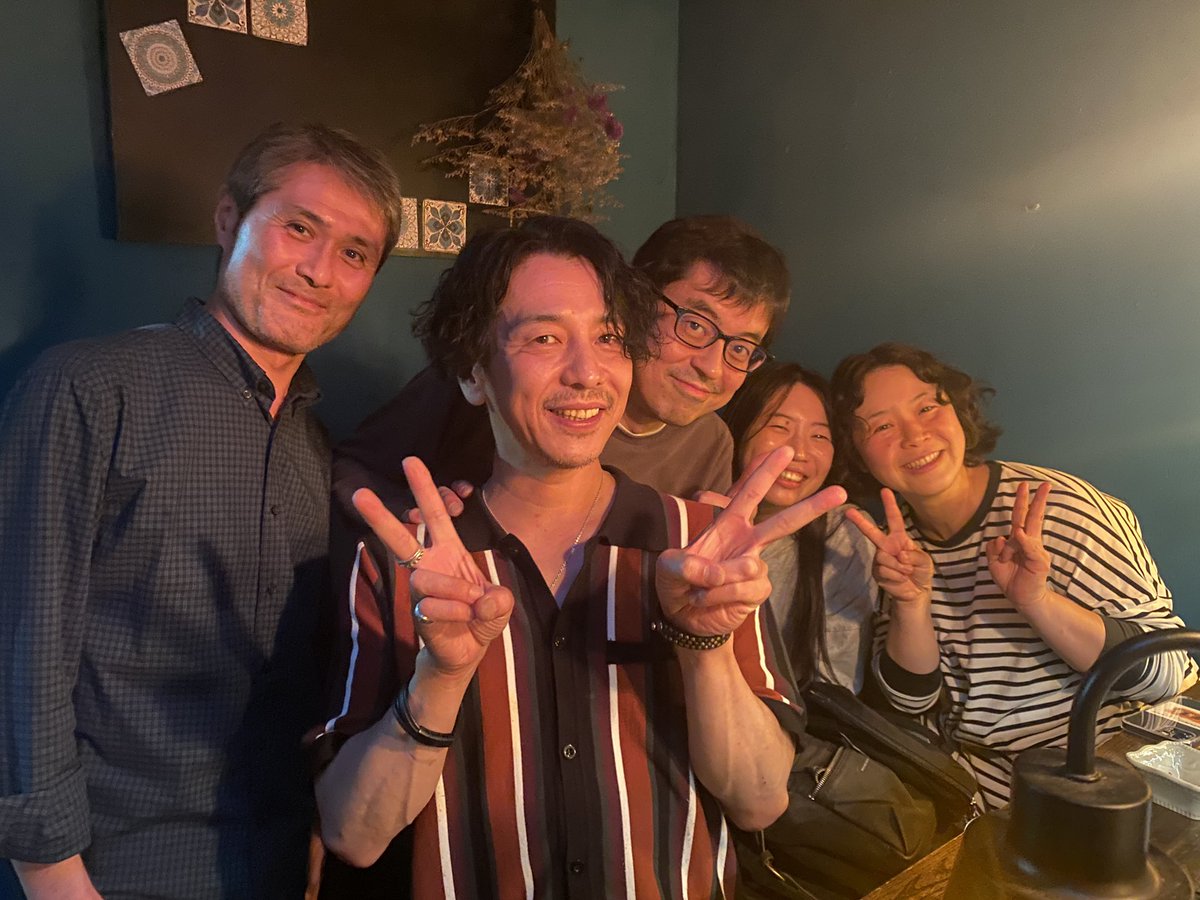 BAR_NOSU_2012's tweet photo. 【NOSU Last week ３日目】
昨夜も悪天候の中、たくさんのご来店ありがとうございました😭
昨夜は新宿の師匠、博多の師匠勢揃いで師匠Night！
そしてミュージシャンNightでした
狭いカウンターにドラマー3人（笑）
たくさんの方に励まされながら今日まで続けて来られたんだなーと改めて思いました https://t.co/IcMkt9vZBY