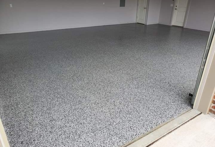100% Flake Epoxy Garage Floor finished with Pt1 clear epoxy pigmented to match color flakes and clear coated for durability.
#epoxyflooring #polishedconcrete #stainedconcrete #www.limitlessconcretedesigns.com