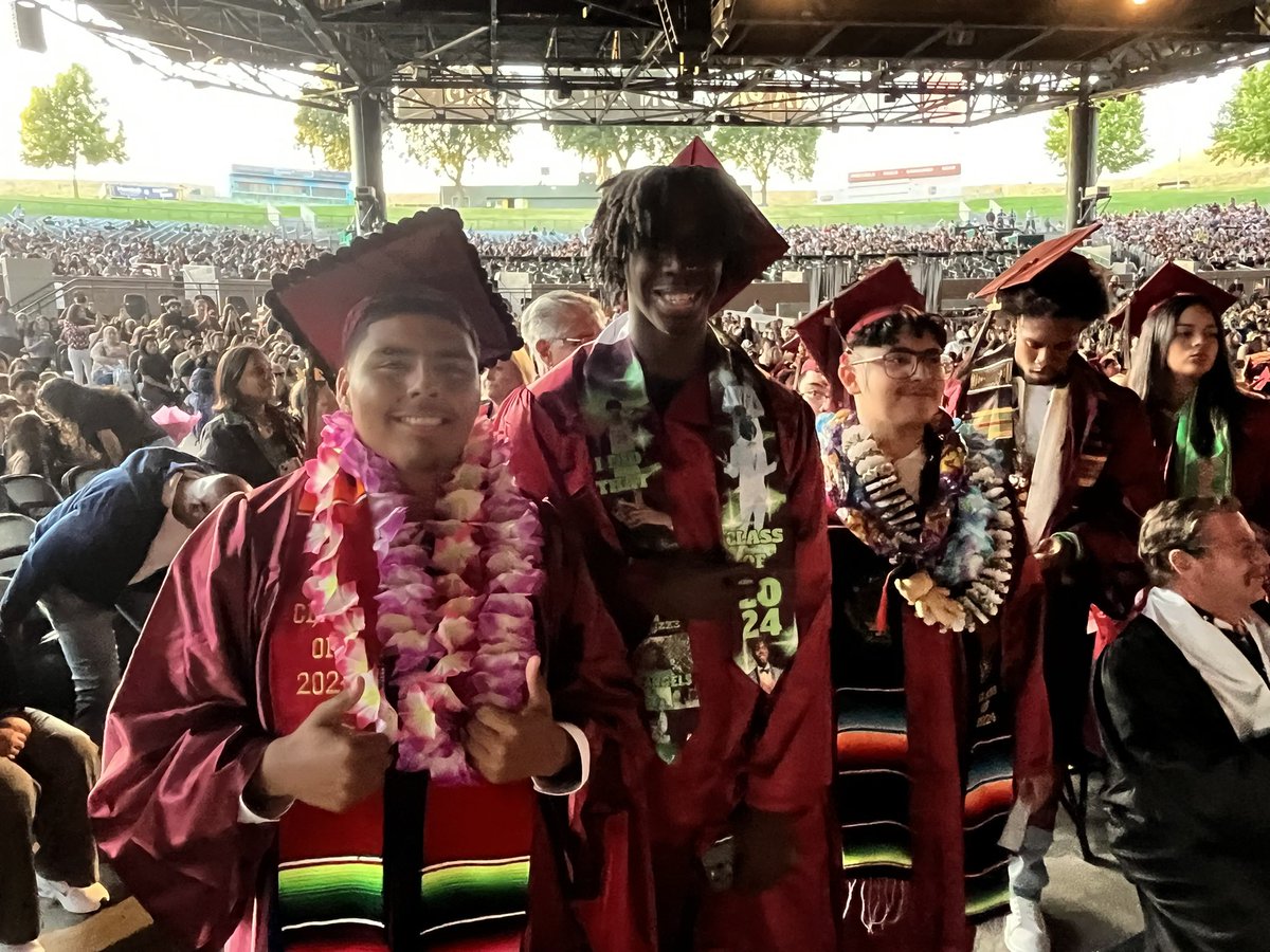helloeemo's tweet photo. Mt. Diablo High Graduates! π
Congratulations Class of 2024! π
#RedDevilsRule! #Thankyoufamilies
#MDUSDProud @MtDiabloUSD @mtdiablohs https://t.co/uOkhxkpI0c