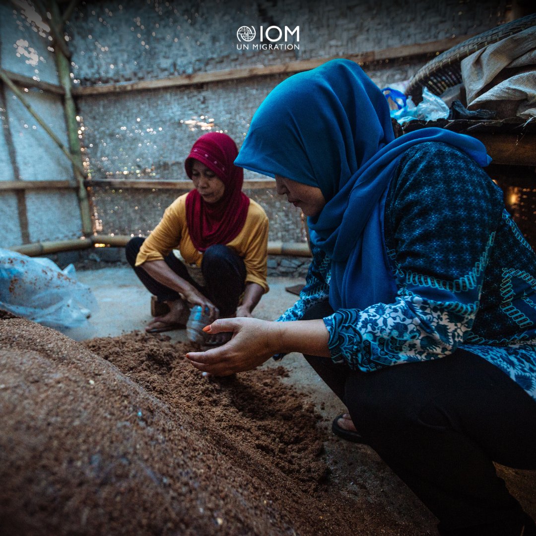 IOMIndonesia's tweet image. In regions like #WestJava, Indonesia, the longstanding tradition of feminized #migration is reshaping economies.
Women, stepping beyond conventional roles, are driving economic growth through strategic #migration, particularly in domestic sectors.