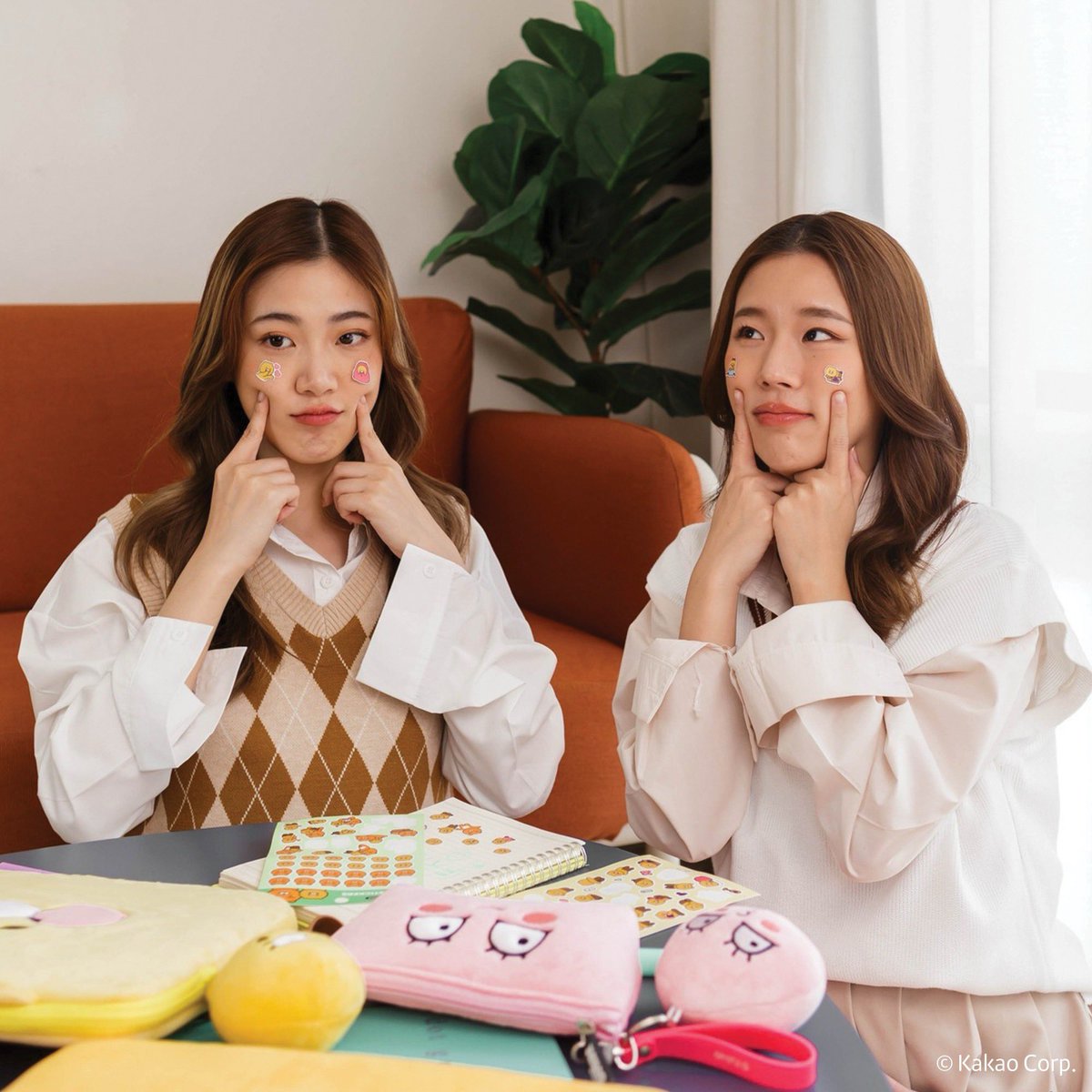 KakaoFriends_TH's tweet photo. ก็มันชอบเธอไปหมด 🩷💛 กับความคิ้วท์จาก Friendsland x Kakao Friends ไอเทมสุดน่ารักที่มันช่างดีต่อใจ พกพาไปไหนใครเห็นใครก็ชอบ.. .🌈🦁🍑😻 

🧡 Shopee : https://t.co/U90Xwc5kDX

หรือใน BeTrend , B2S, Medium &amp; More และในห้างสรรพสินค้าชั้นนำทั่วไป !!
#KakaoFriendsThailand #Friendsland https://t.co/X2CxMQN5Vq