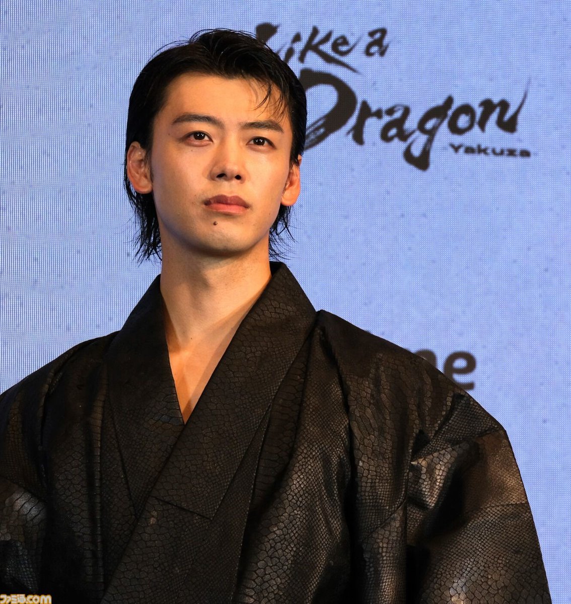 TheGamingPop's tweet photo. The new #Yakuza series will explore Kiryu's origin, focussing on him and his childhood friends. It will take place across two timelines in 1995 and 2005.

One thing lead actor Ryoma Takeuchi is passionate about is being able to fight with the iconic dragon tattoo being visible.

Follow for more #GamingNews!
