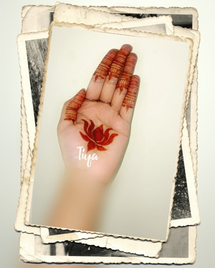 TiyaEIshq's tweet photo. उसके लिए लिखती रही अपनी कविताएं,
गज़लें और  शायरियाँ हमेशा...
बस ना लिख पाई तो कभी अपनी मेहंदी पर नाम उसका।😌❤️
#ArtistOnTwitter #hennaartist
#artwork #art #Mehandi #Mywork
#MehandiArtist  #henna #hand #mynewdesign #TiyazStyle #TiyazTea https://t.co/FRfGtIL5zc