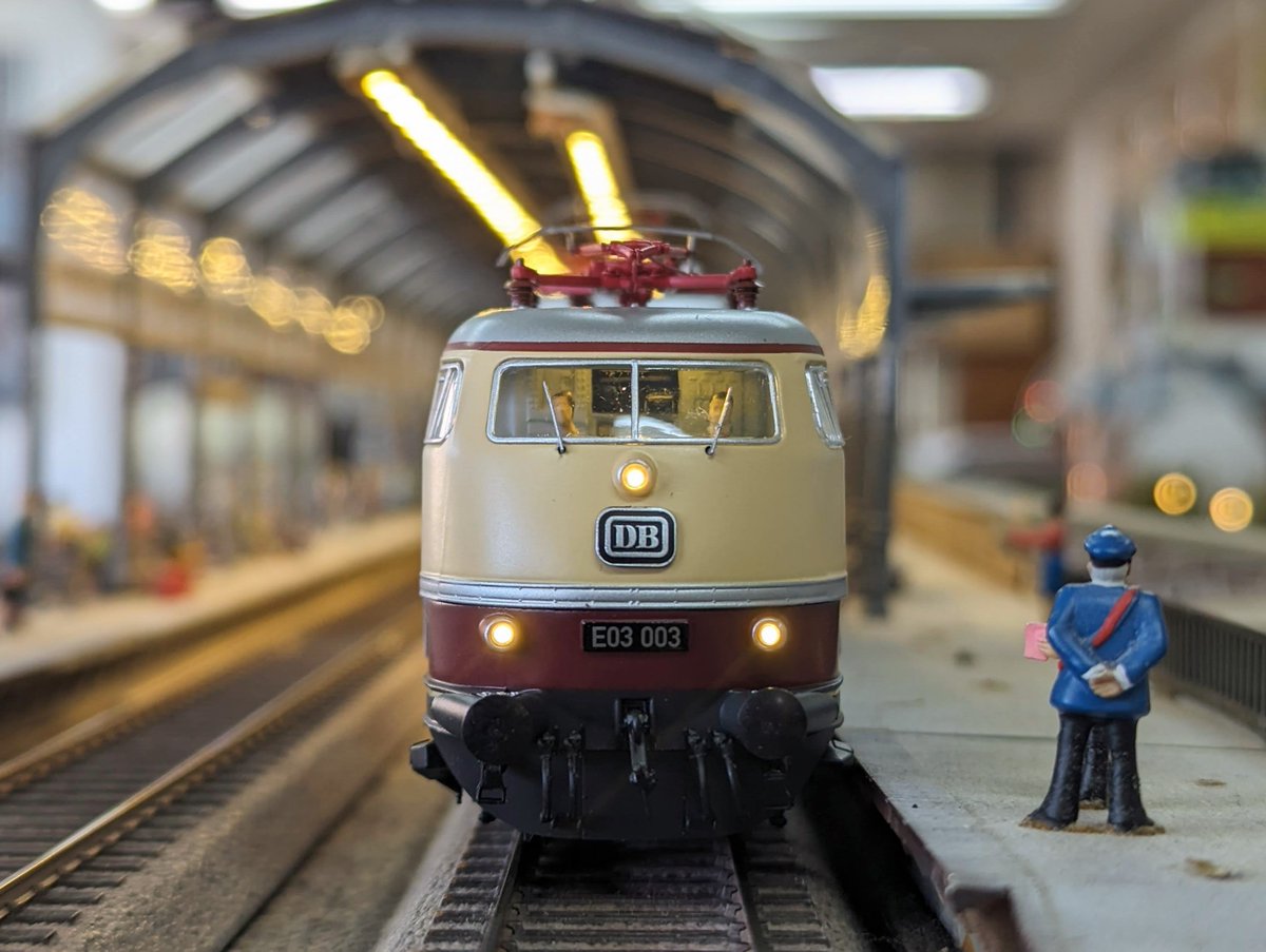 elmertrain1's tweet photo. 本日は人気のBR103
#ESU #HO 2線でも3線でもお使いいただけます。
パンタ昇降、キャブライト点灯など
ギミック満載です。
EL BR E03 003 TEE DB EpⅢ DCC Sound DC/AC共用
https://t.co/0kpi9apuse
#男は黙って正面写真
#BR103
#ElmerTrain
#エルマートレイン https://t.co/HYt09LcIQN